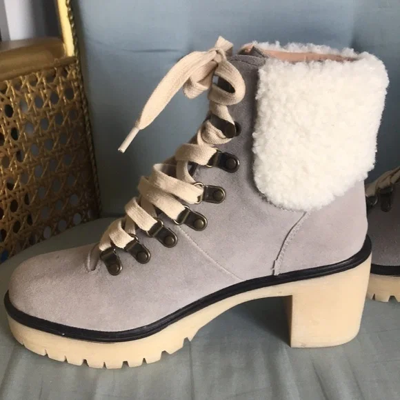 NWOT VICI light gray faux suede cream sherpa lug sole lace up ankle booties Sz 6 - Picture 11 of 13